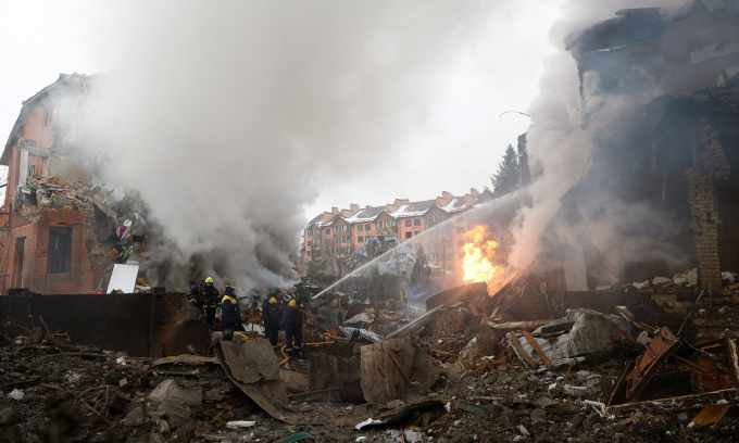 Thiệt hại tại thành phố Kiev sau cuộc tập kích của Nga hôm 22/2. Ảnh: Reuters