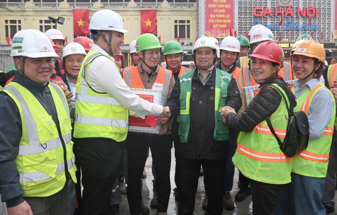 Thủ tướng Phạm Minh Chính thăm hỏi, chúc Tết và tặng quà động viên đội ngũ cán bộ, kỹ sư, chuyên gia và công nhân đang làm việc xuyên Tết trên công trường. Ảnh: MRB