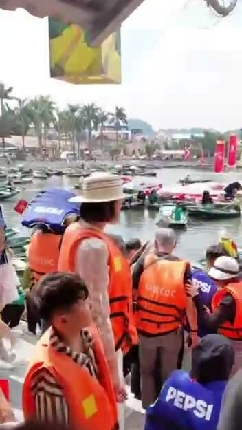 Khách vạ vật chờ đò ở Tam Cốc