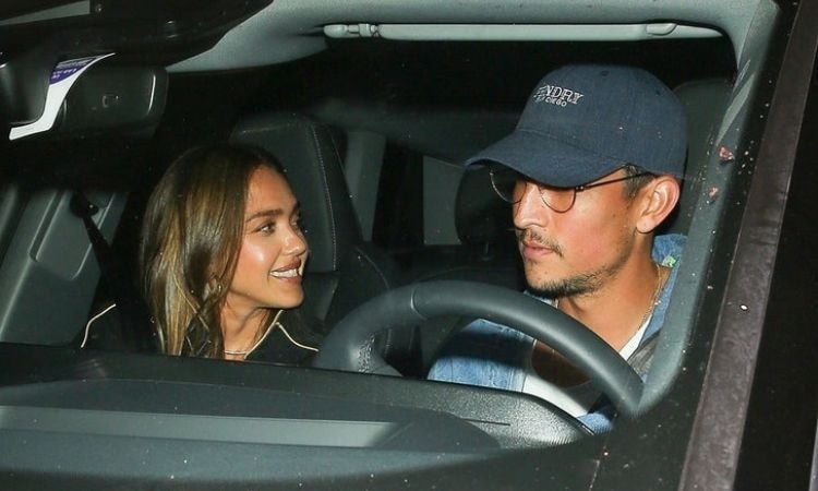Diễn viên Danny Ramirez lái xe chở Jessica Alba