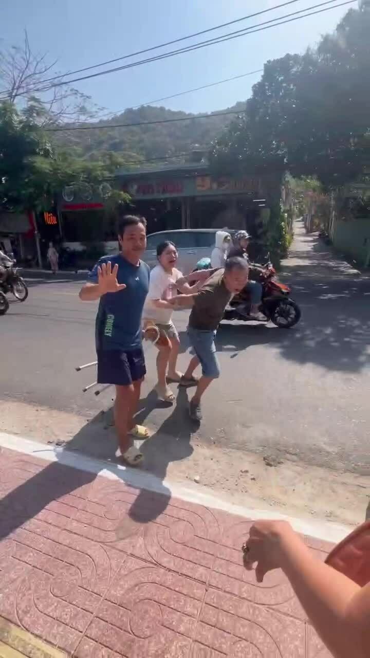 Cảnh chủ quán cơm niêu rượt đánh du khách ở Vũng Tàu