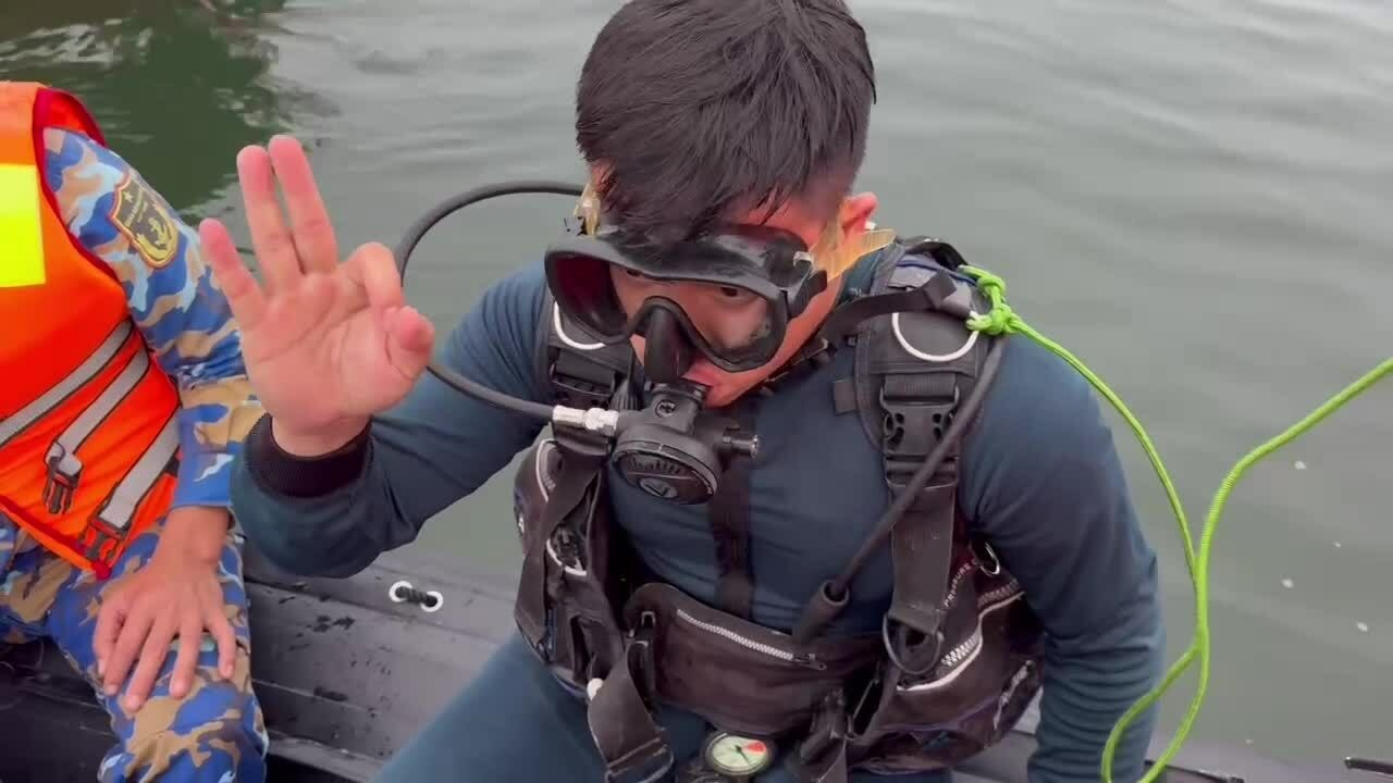 Đặc công Hải quân tham gia tìm kiếm nạn nhân lật tàu trên hồ Thác Bà