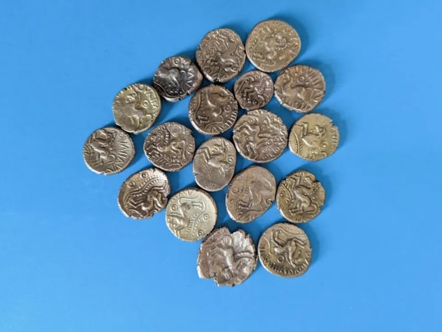 Dò kim loại, người đàn ông phát hiện kho báu quý giá trên cánh đồng- Ảnh 2. Dò kim loại, người đàn ông phát hiện kho báu quý giá trên cánh đồng- Ảnh 2.