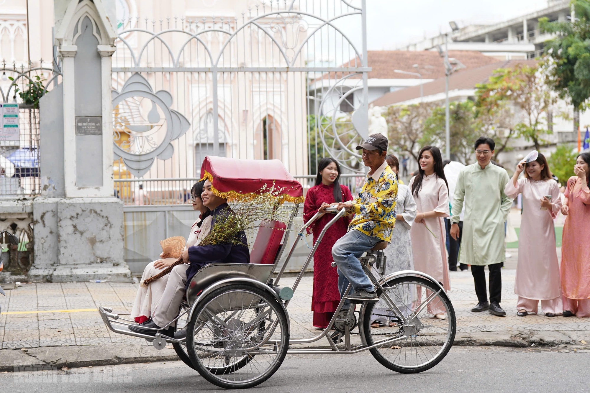 Đội lái xích lô "xịn sò" ở Đà Nẵng - Ảnh 1.