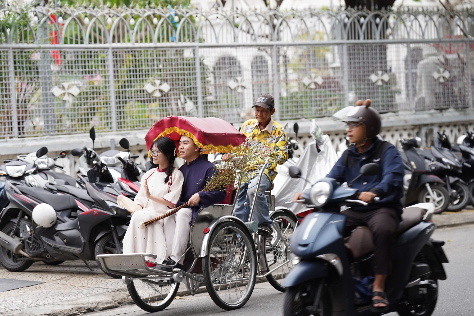 Đội lái xích lô "xịn sò" ở Đà Nẵng - Ảnh 2.