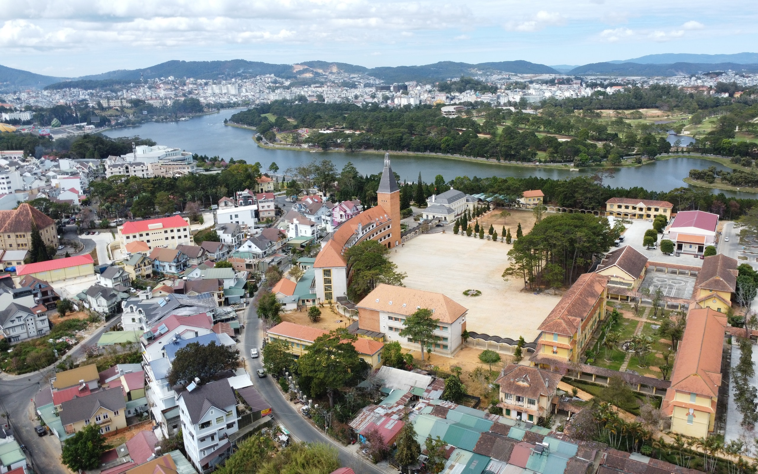 Ngôi trường gần 100 năm ở Đà Lạt là di tích cấp quốc gia - Ảnh 1.