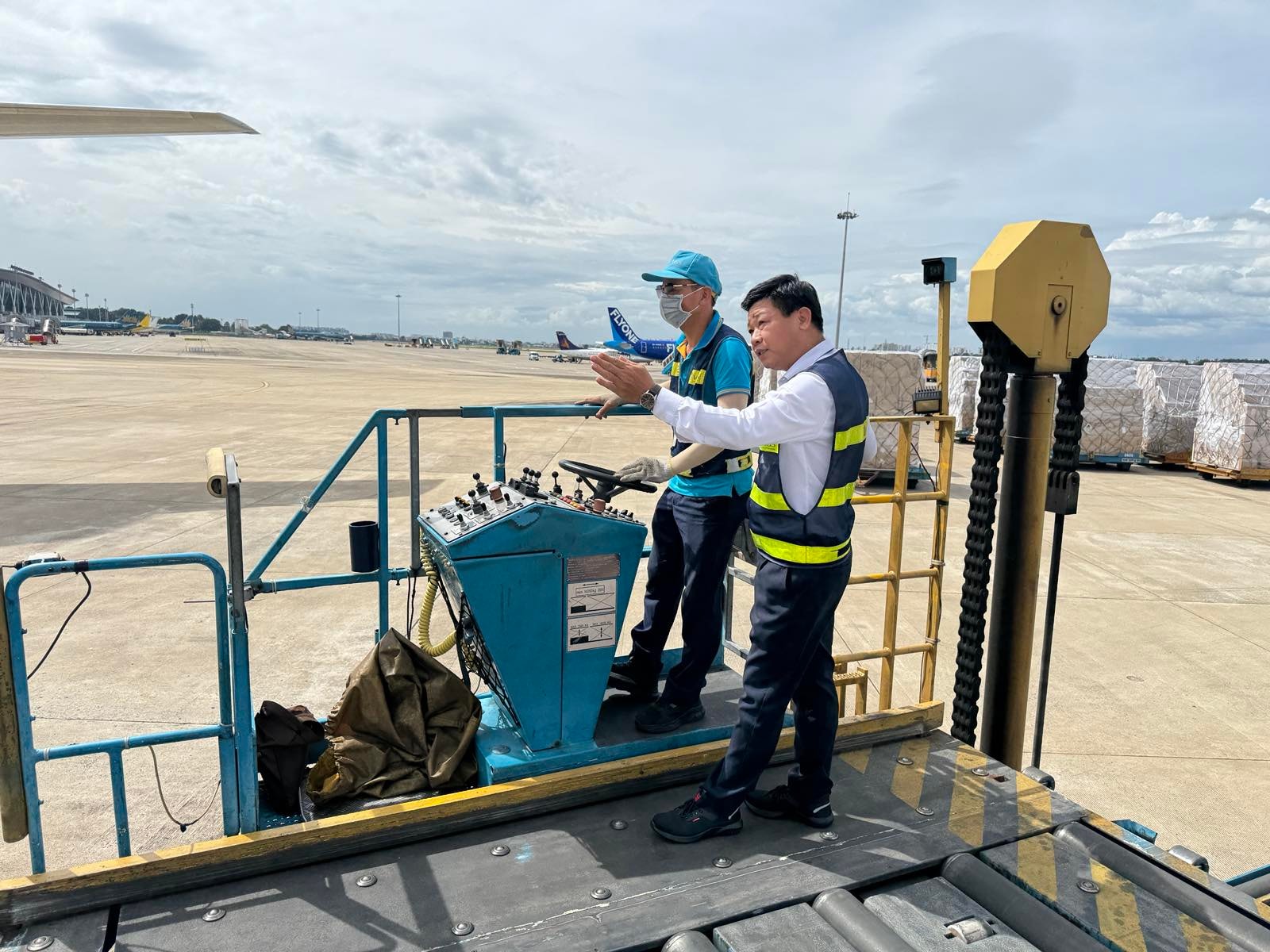 Người giữ nhịp trên sân đỗ máy bay - Ảnh 2.