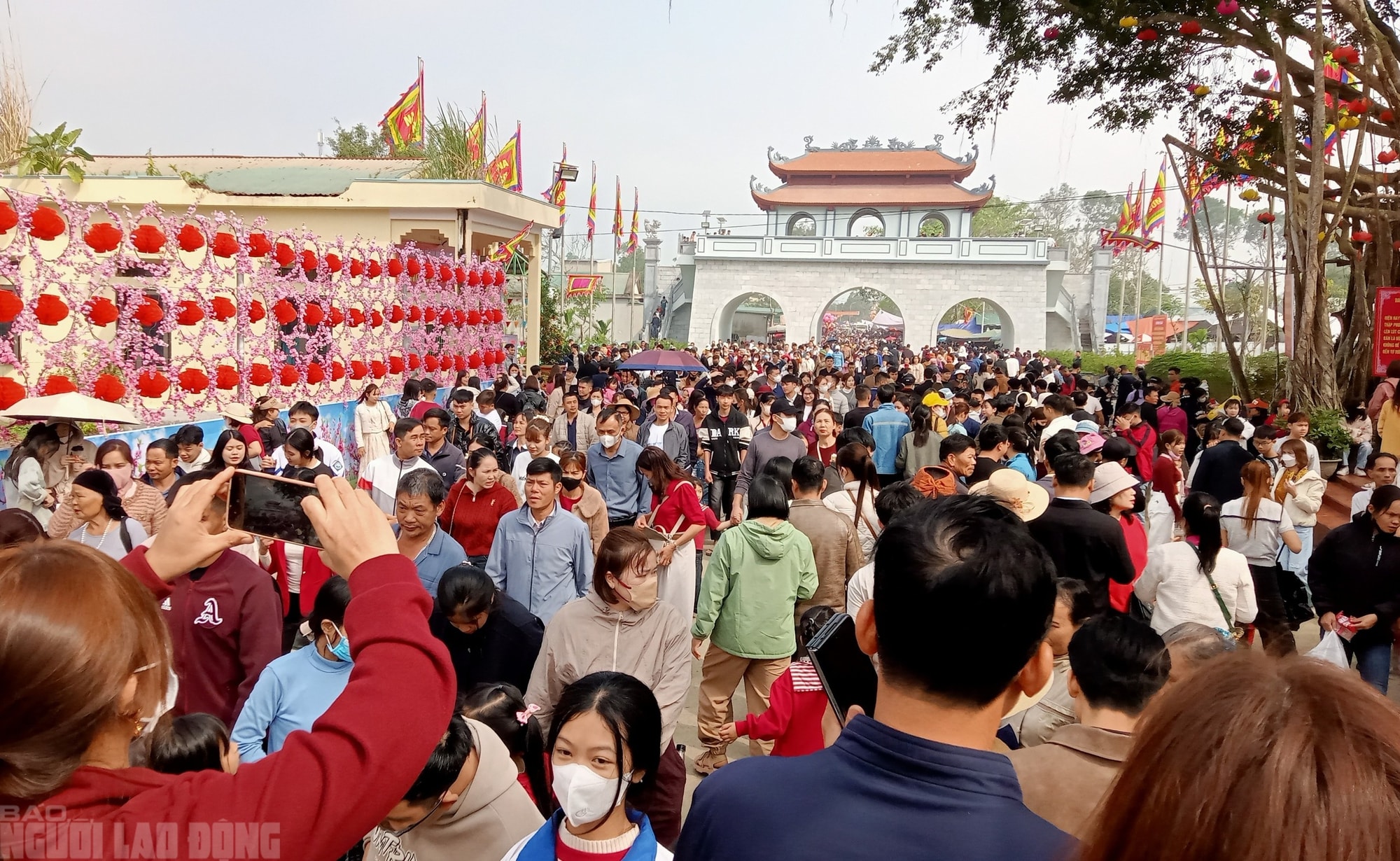 Hàng vạn du khách đổ về ngôi đền thiêng dưới chân núi Nưa xin "nước thánh" - Ảnh 1.