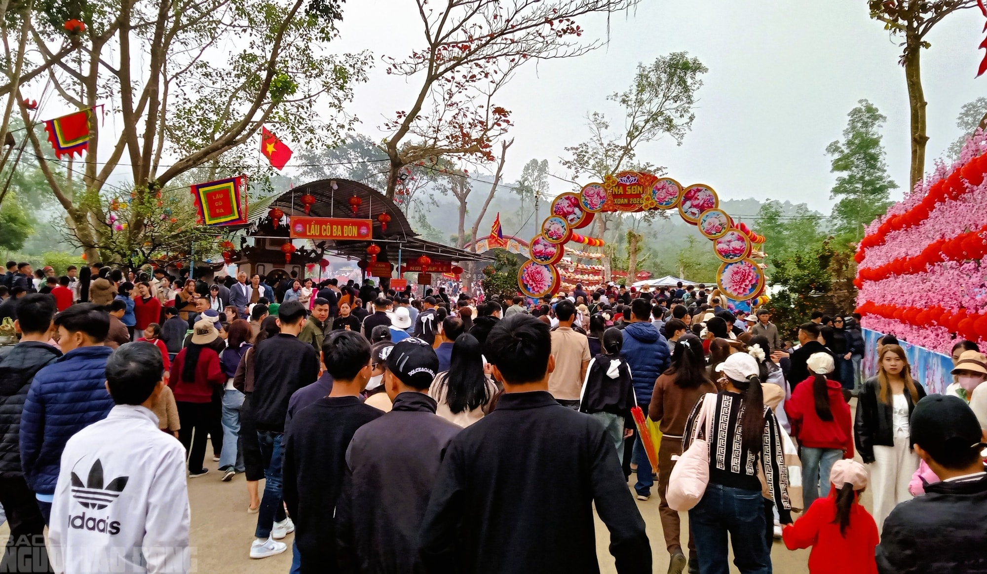 Hàng vạn du khách đổ về ngôi đền thiêng dưới chân núi Nưa xin "nước thánh" - Ảnh 5.