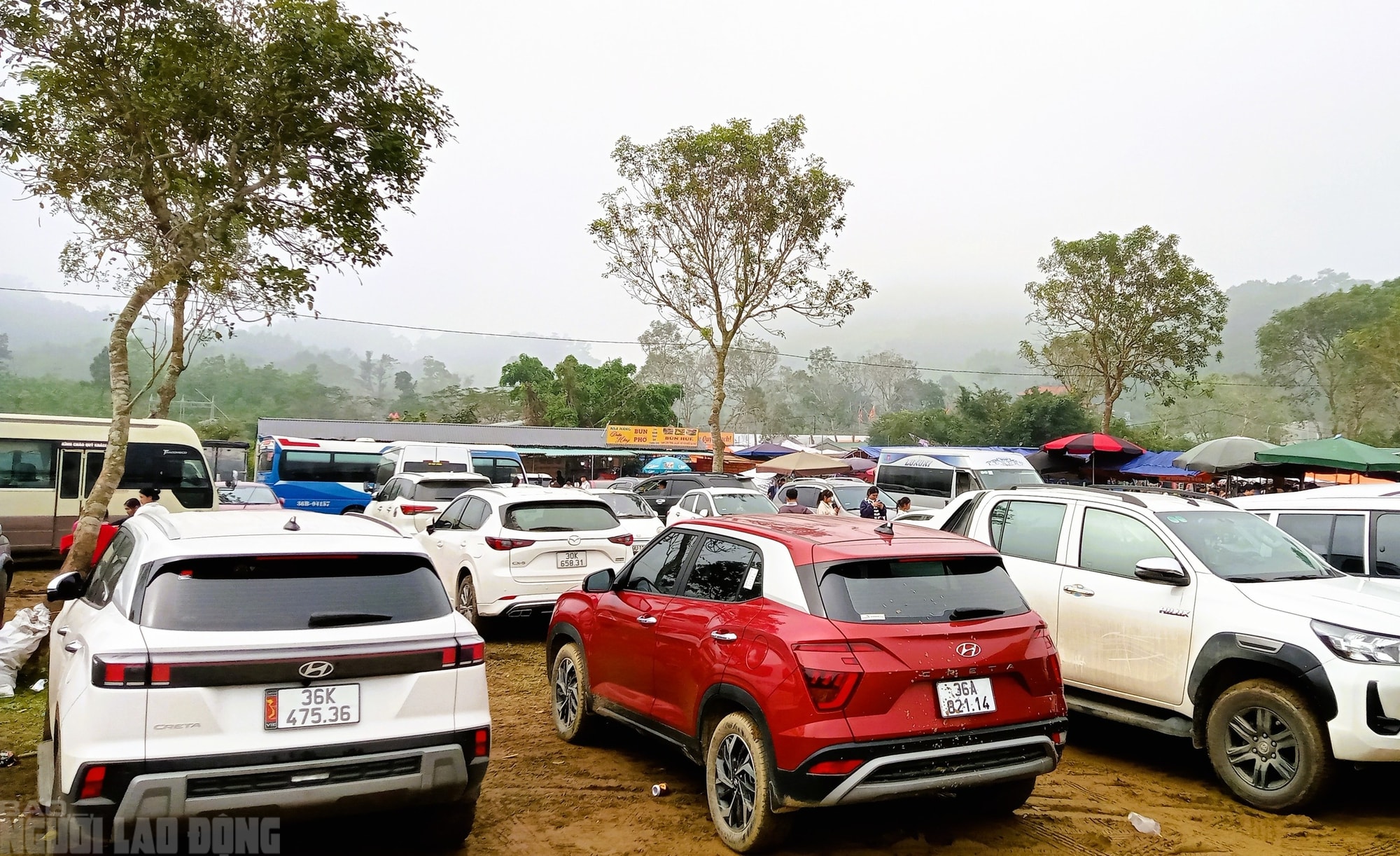 Hàng vạn du khách đổ về ngôi đền thiêng dưới chân núi Nưa xin "nước thánh" - Ảnh 9.