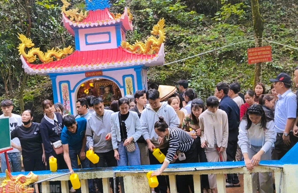 Hàng vạn du khách đổ về ngôi đền thiêng dưới chân núi Nưa xin "nước thánh" - Ảnh 16.