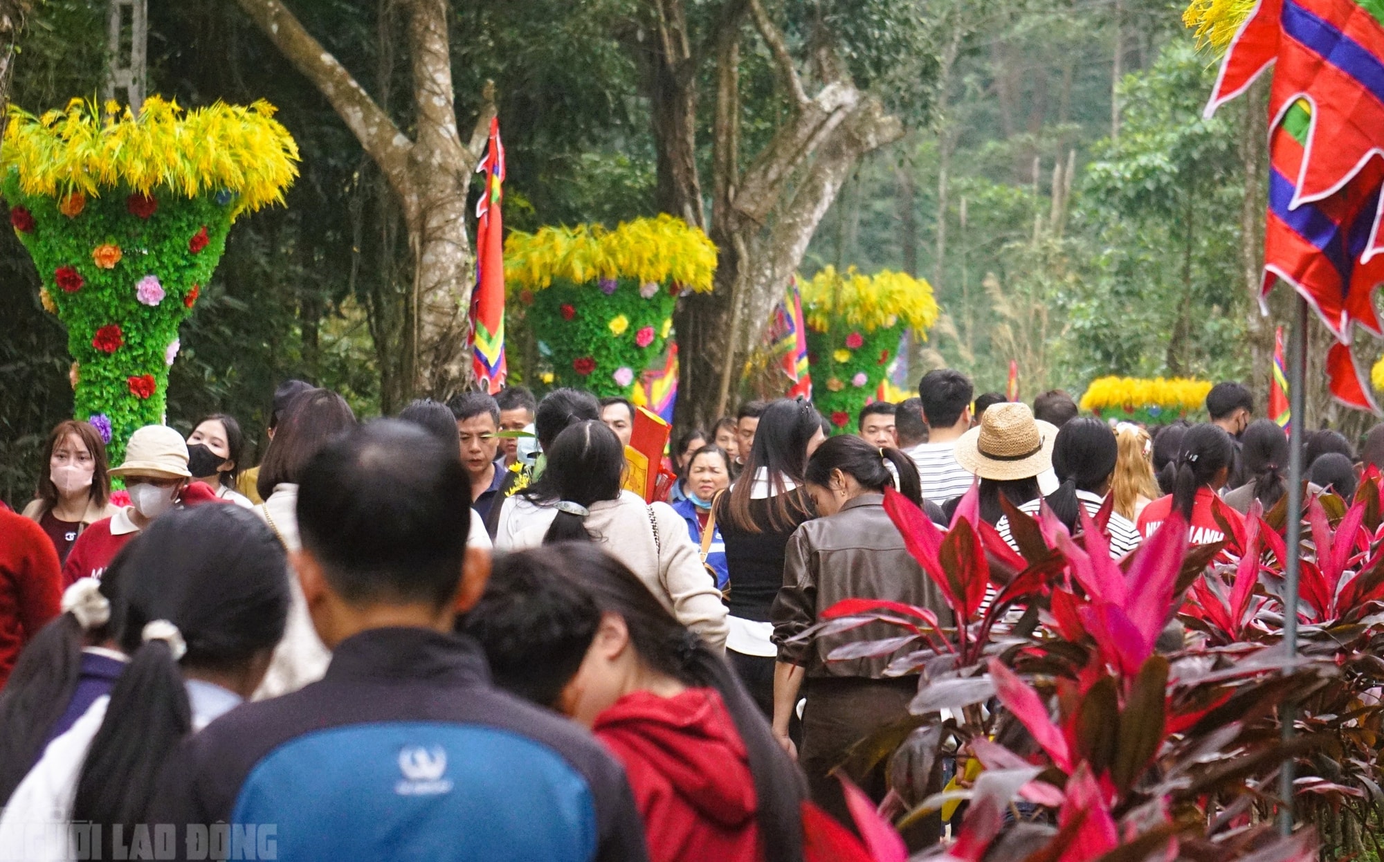 Hàng vạn du khách đổ về ngôi đền thiêng dưới chân núi Nưa xin "nước thánh" - Ảnh 17.