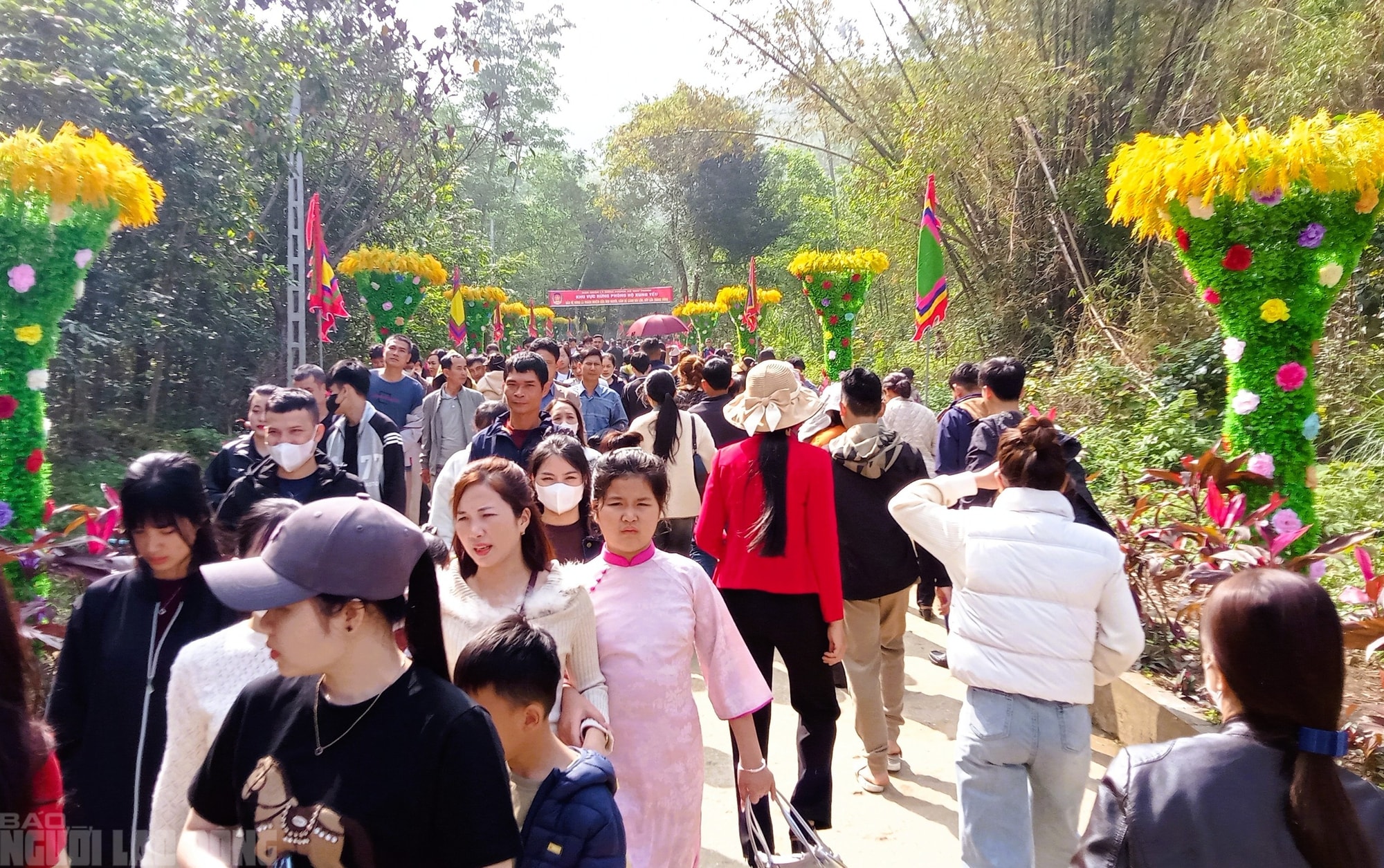 Hàng vạn du khách đổ về ngôi đền thiêng dưới chân núi Nưa xin "nước thánh" - Ảnh 3.