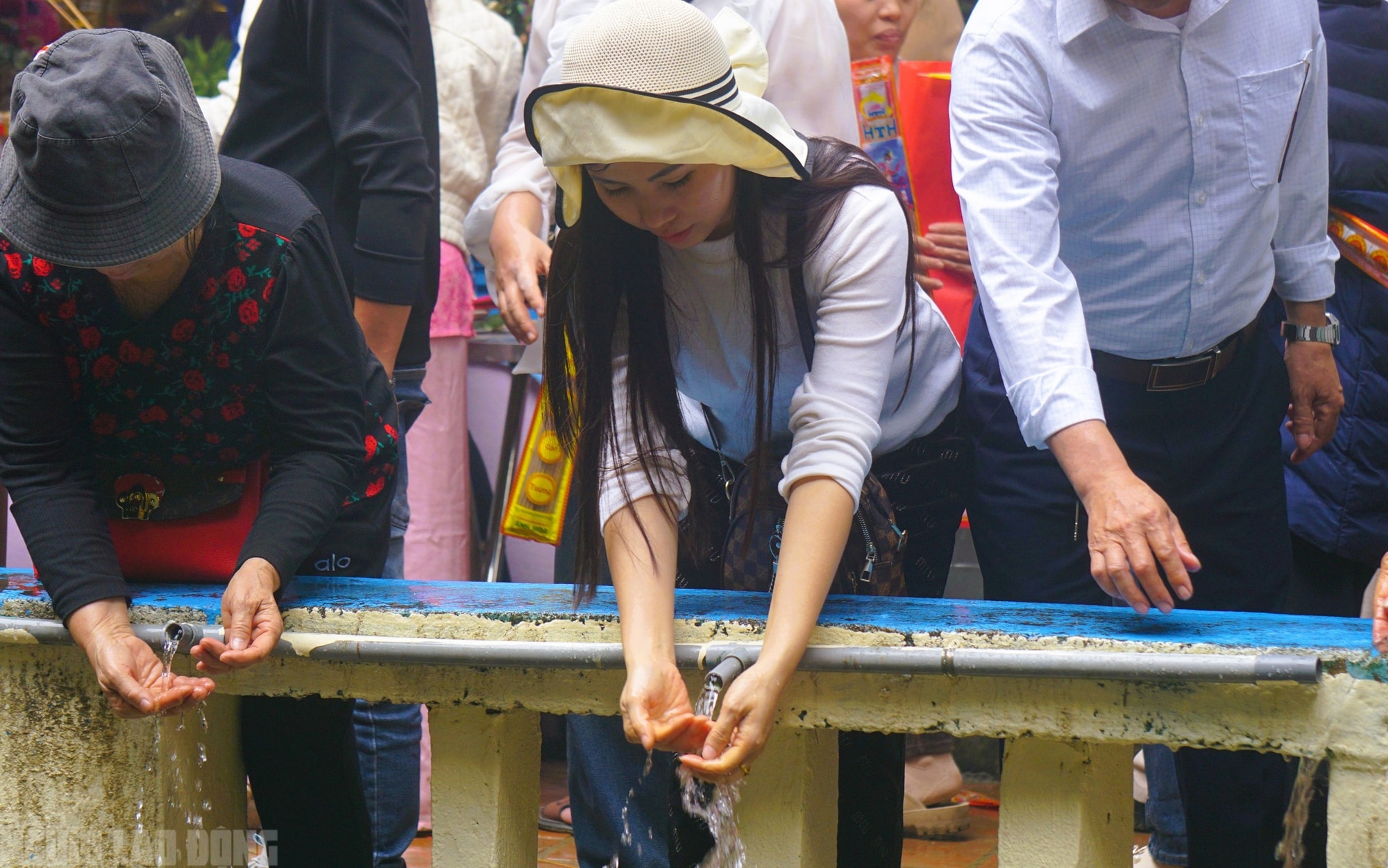 Hàng vạn du khách đổ về ngôi đền thiêng dưới chân núi Nưa xin "nước thánh" - Ảnh 13.