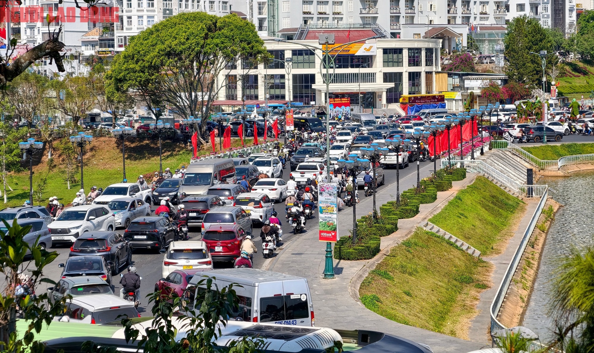 Mùng 6 Tết, Đà Lạt vẫn rộn ràng khách du xuân - Ảnh 1.