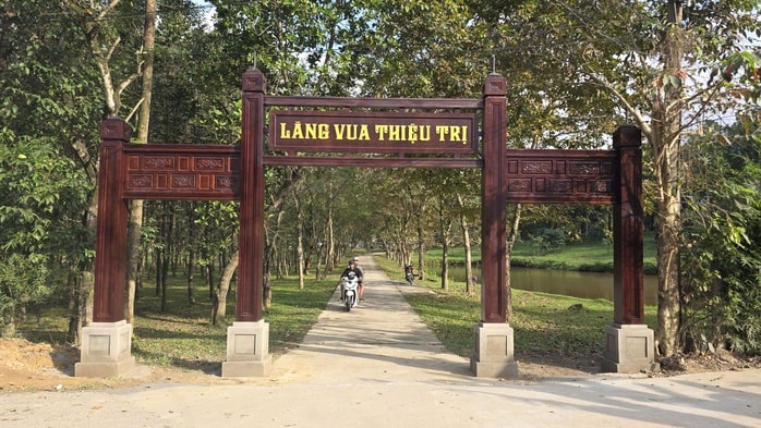 Kiến nghị tháo dỡ công trình lạ tại lăng vua Thiệu Trị để Bảo tồn Di sản Văn hóa - Ảnh 2.