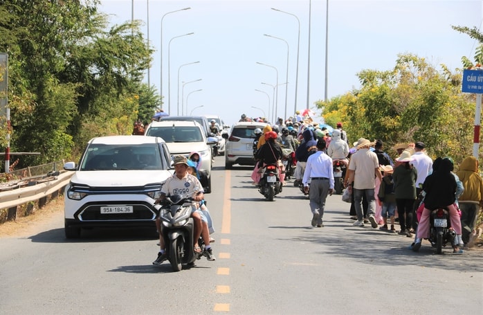 VIDEO: Mùng 5 Tết, “biển người” đổ về Mẹ Nam Hải xin lộc đầu năm - Ảnh 1.