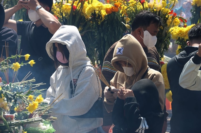 VIDEO: Mùng 5 Tết, “biển người” đổ về Mẹ Nam Hải xin lộc đầu năm - Ảnh 10.