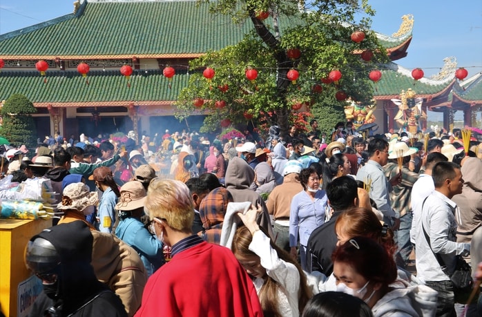 VIDEO: Mùng 5 Tết, “biển người” đổ về Mẹ Nam Hải xin lộc đầu năm - Ảnh 13.