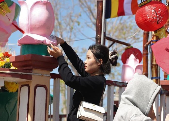 VIDEO: Mùng 5 Tết, “biển người” đổ về Mẹ Nam Hải xin lộc đầu năm - Ảnh 14.