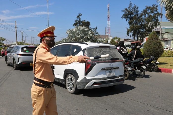 VIDEO: Mùng 5 Tết, “biển người” đổ về Mẹ Nam Hải xin lộc đầu năm - Ảnh 17.