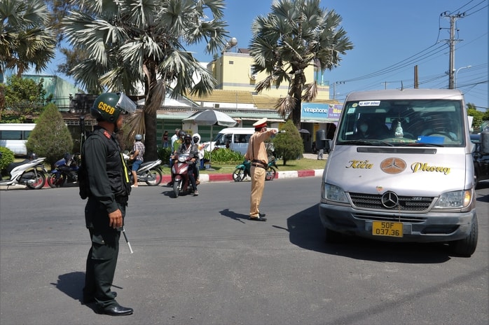 VIDEO: Mùng 5 Tết, “biển người” đổ về Mẹ Nam Hải xin lộc đầu năm - Ảnh 18.