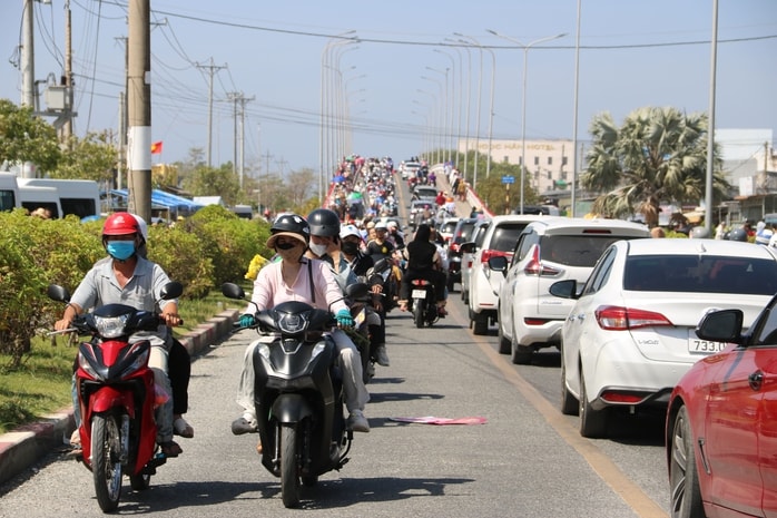 VIDEO: Mùng 5 Tết, “biển người” đổ về Mẹ Nam Hải xin lộc đầu năm - Ảnh 2.