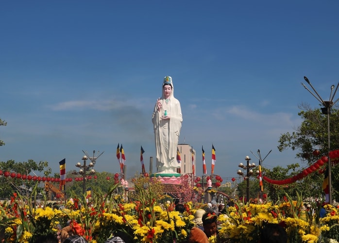 VIDEO: Mùng 5 Tết, “biển người” đổ về Mẹ Nam Hải xin lộc đầu năm - Ảnh 3.