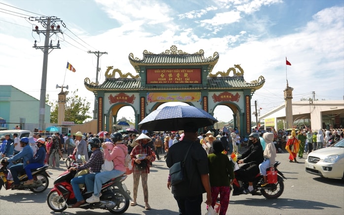 VIDEO: Mùng 5 Tết, “biển người” đổ về Mẹ Nam Hải xin lộc đầu năm - Ảnh 4.