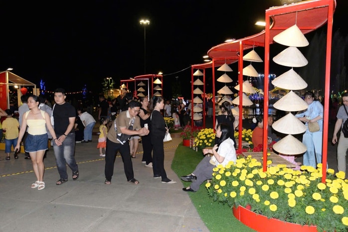 Du lịch Cần Thơ và Đồng Tháp "bùng nổ" trong những ngày Tết - Ảnh 2.