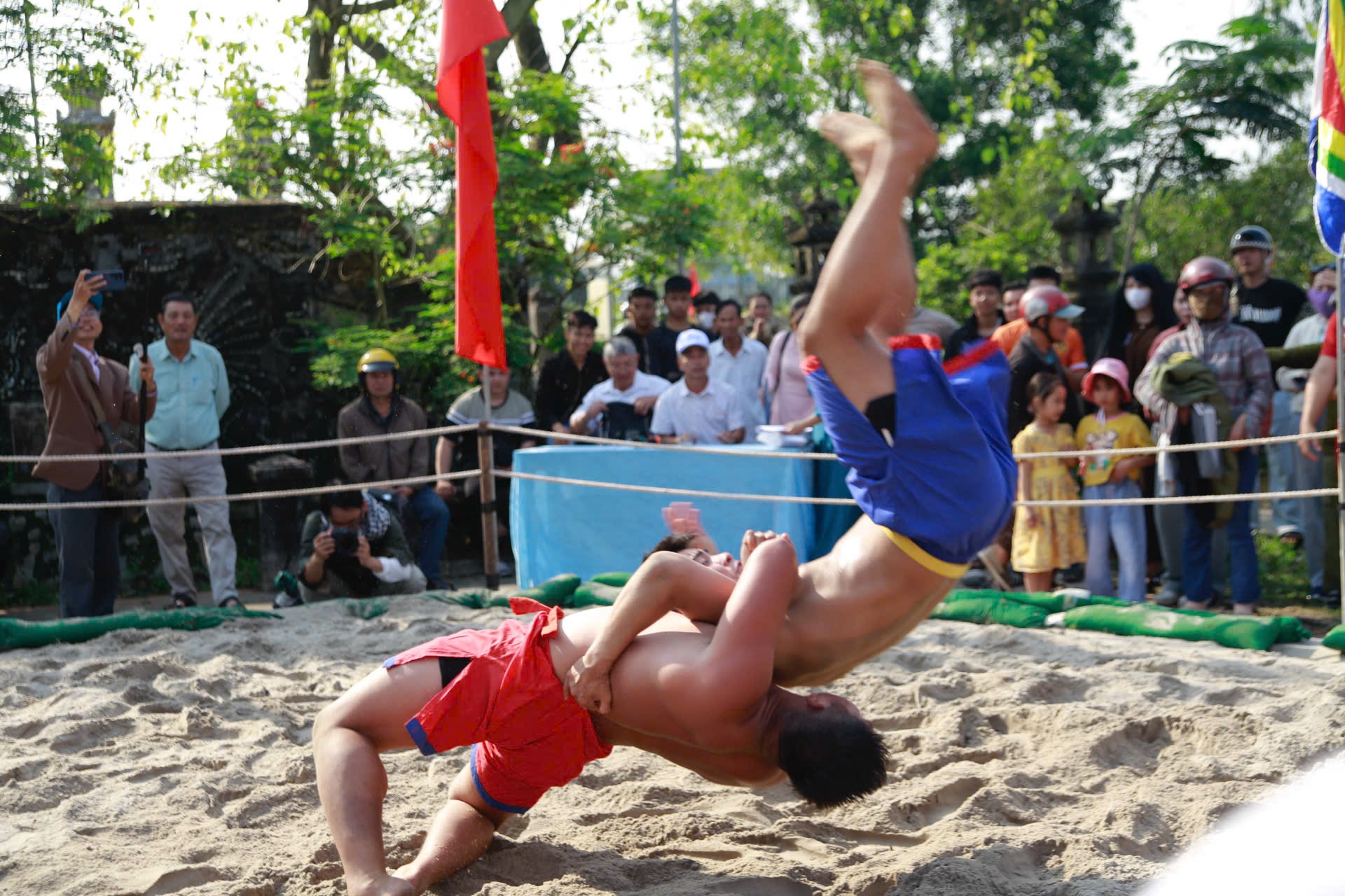 Mùng 6 Tết, về Thủ Lễ xem trai tráng đọ sức trong tiếng trống hội- Ảnh 7.