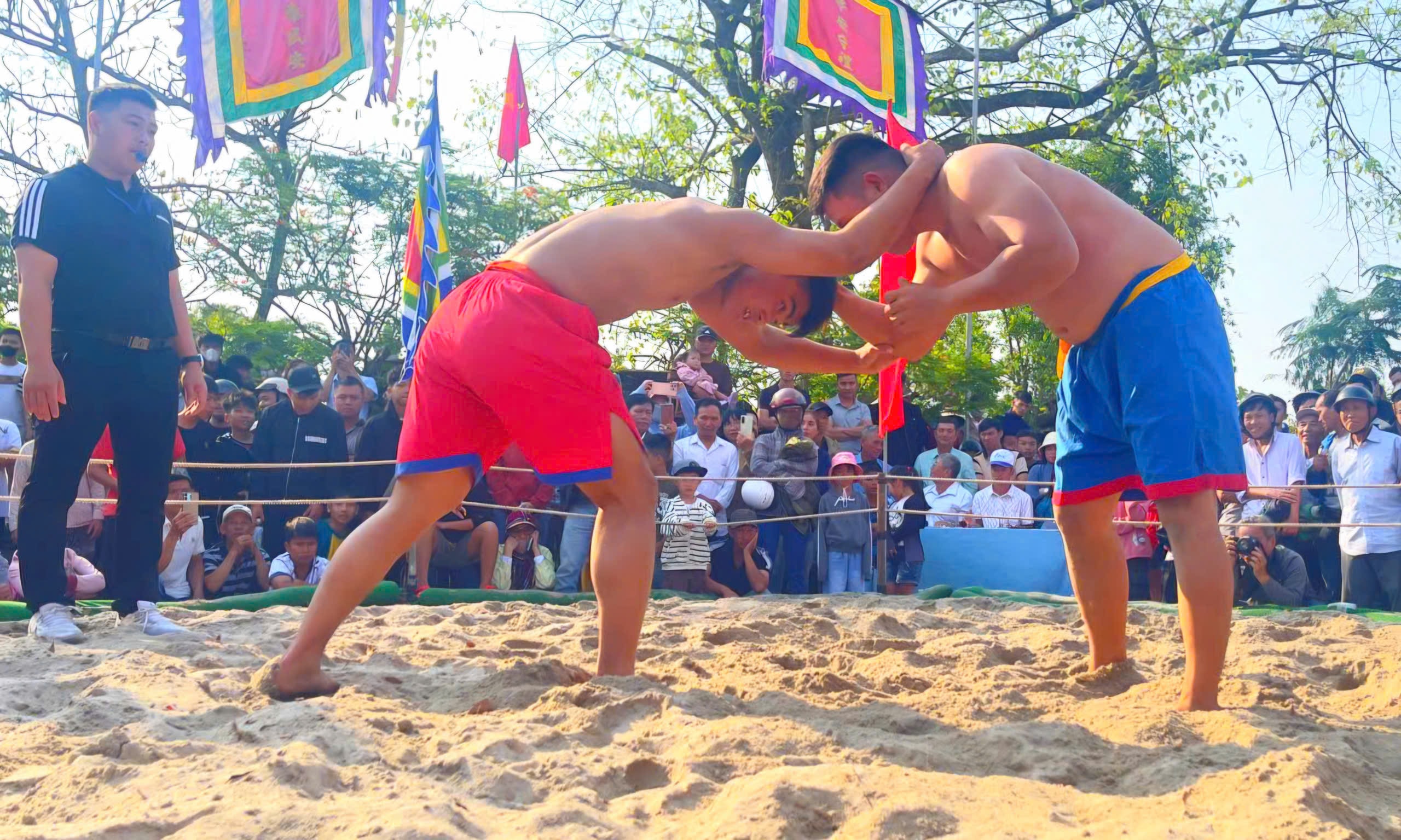 Mùng 6 Tết, về Thủ Lễ xem trai tráng đọ sức trong tiếng trống hội- Ảnh 2.