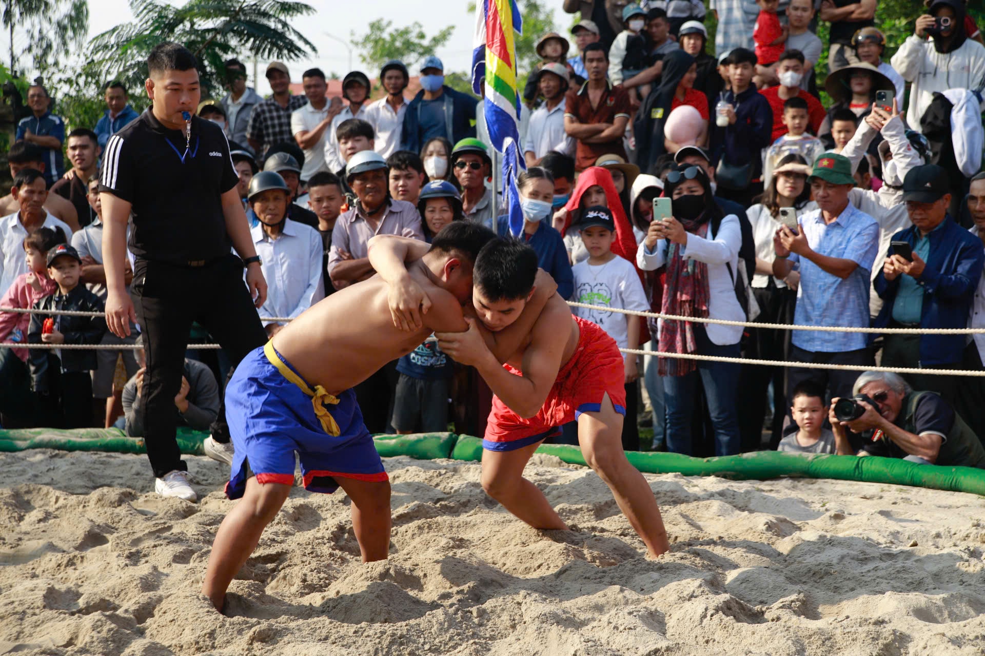 Mùng 6 Tết, về Thủ Lễ xem trai tráng đọ sức trong tiếng trống hội- Ảnh 3.