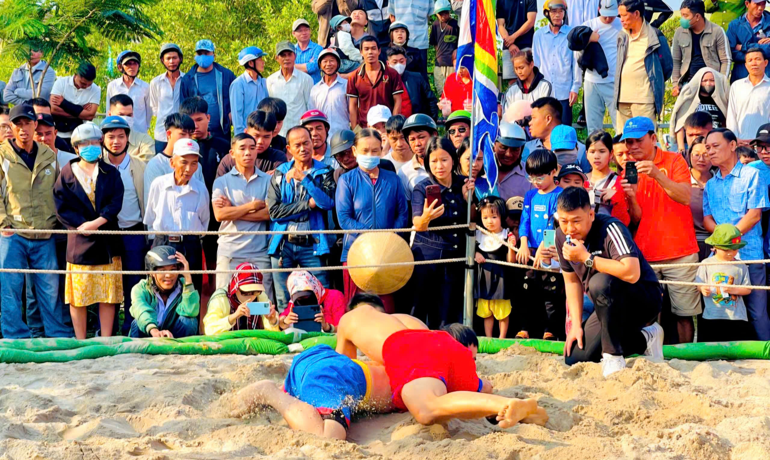 Mùng 6 Tết, về Thủ Lễ xem trai tráng đọ sức trong tiếng trống hội- Ảnh 4.