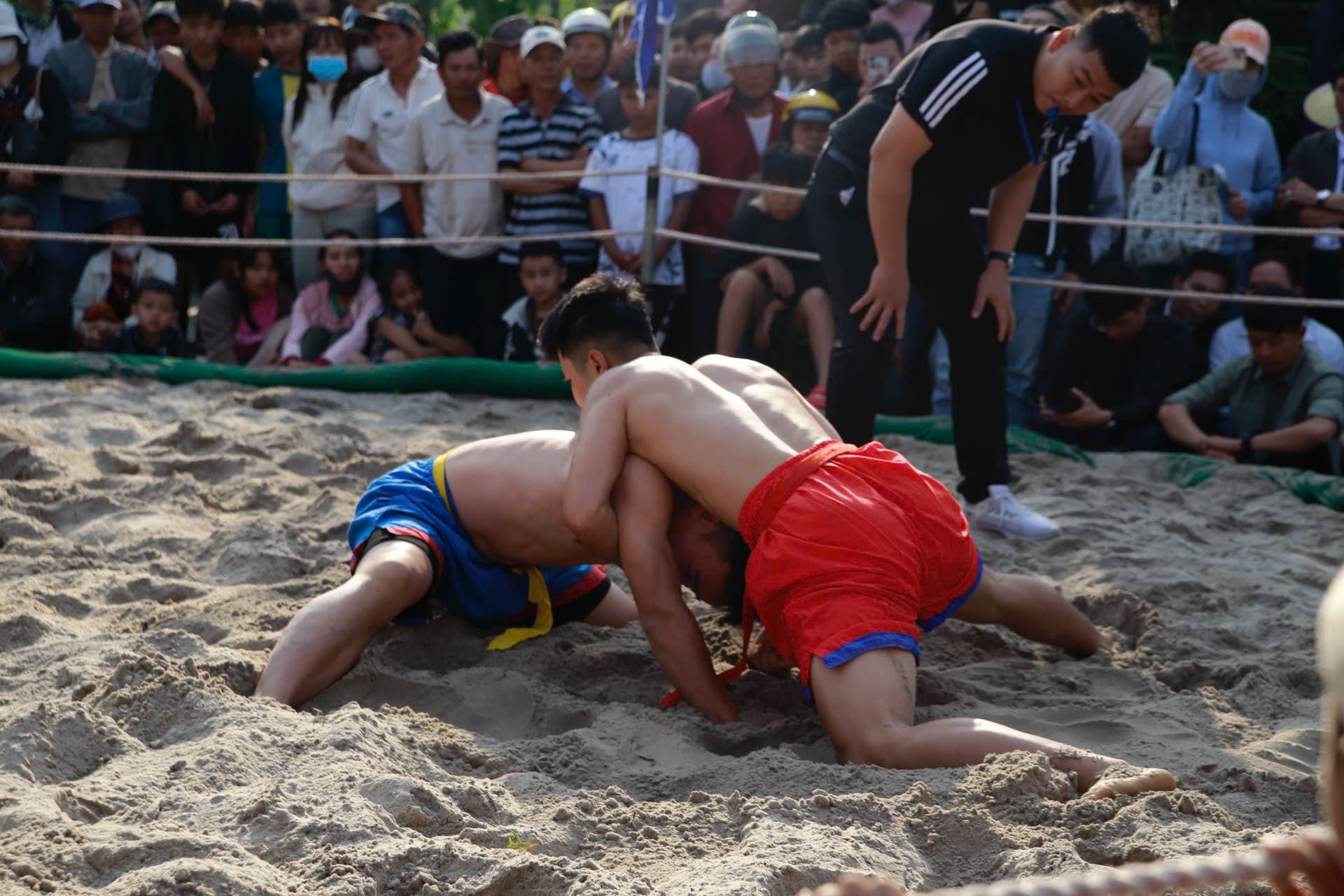 Mùng 6 Tết, về Thủ Lễ xem trai tráng đọ sức trong tiếng trống hội- Ảnh 5.