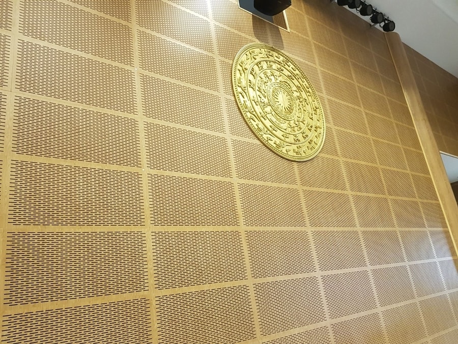 Ốp tường bằng gỗ tiêu âm đục lỗ phù hợp phòng khách trần cao. (Ảnh: Happynest)