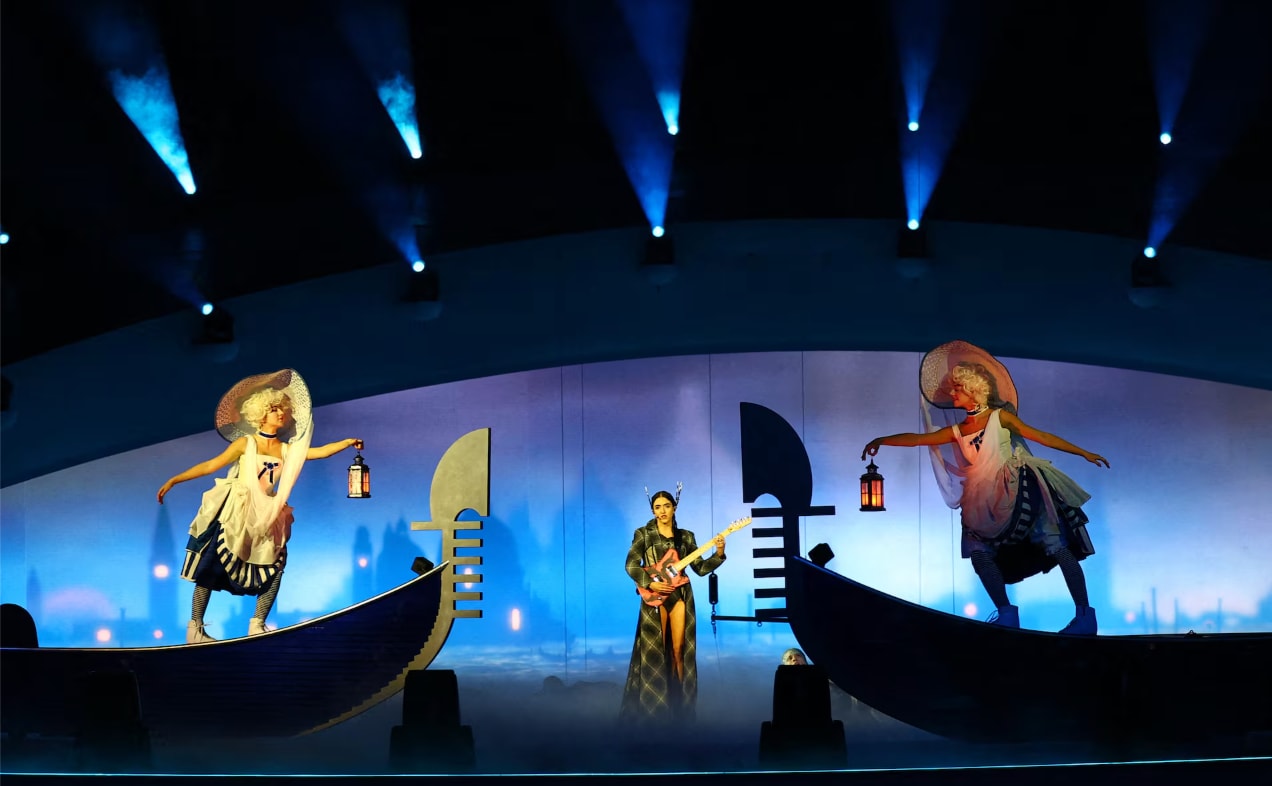 Ca sĩ Joan Thiele biểu diễn trong lễ bế mạc.