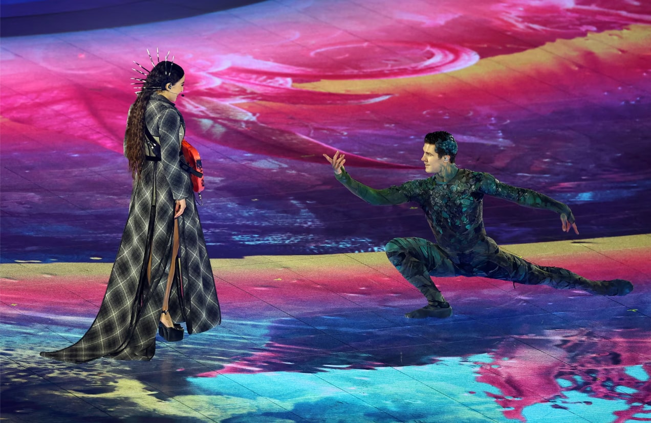 Ca sĩ Joan Thiele và vũ công ballet Roberto Bolle biểu diễn trong lễ bế mạc.