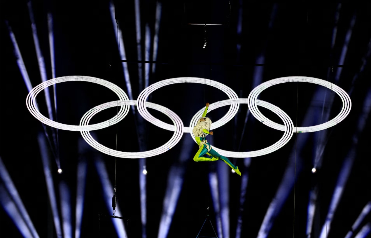 Một nghệ sĩ biểu diễn cùng các vòng tròn Olympic trong lễ bế mạc Olympic Milano-Cortina 2026.