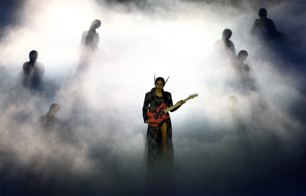 Joan Thiele biểu diễn trong lễ bế mạc.