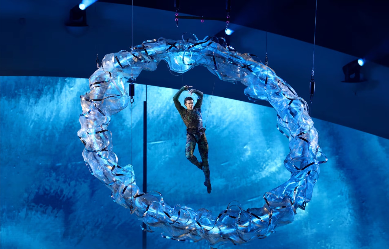 Vũ công ballet Roberto Bolle biểu diễn trong lễ bế mạc.