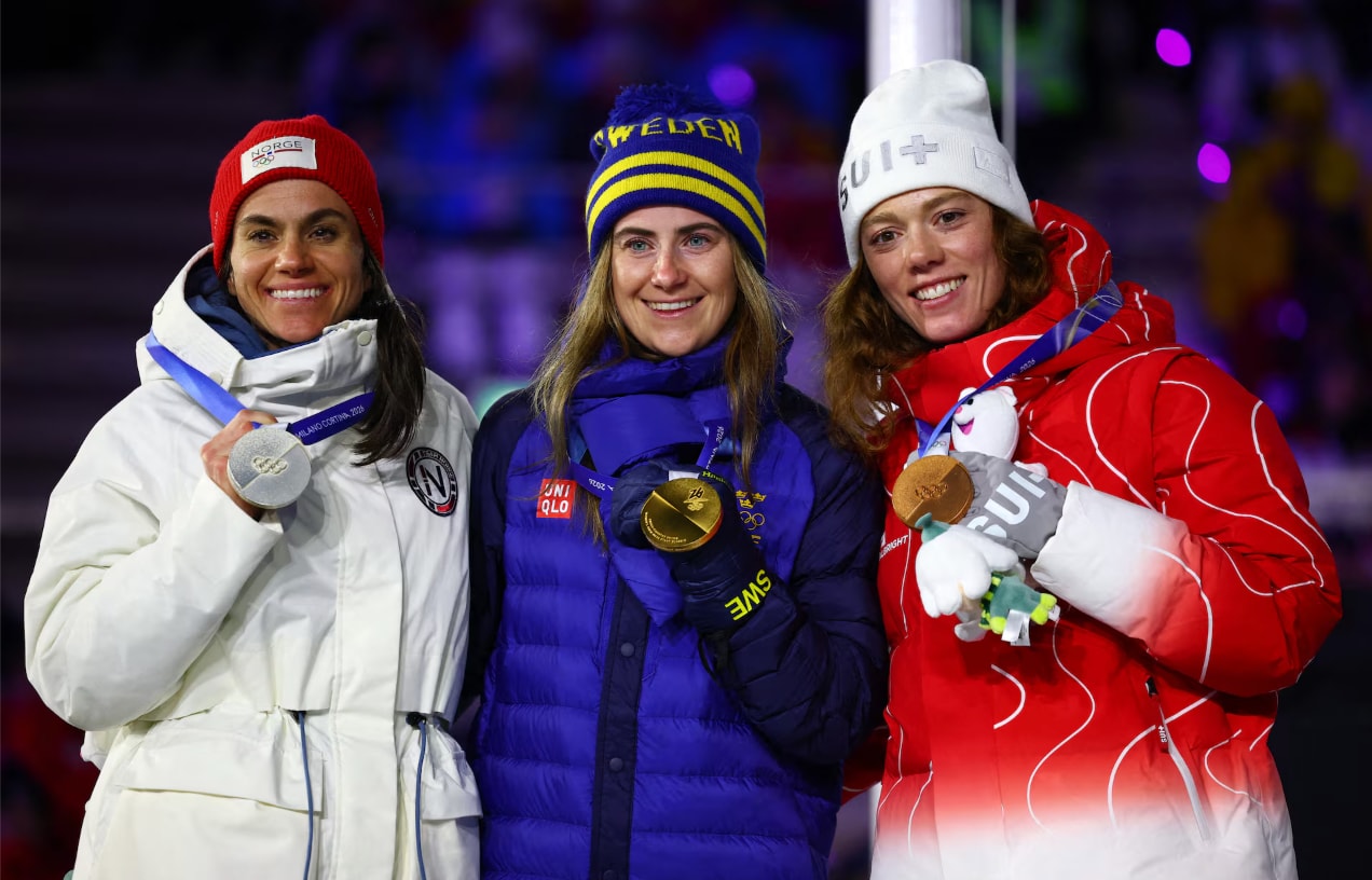 VĐV Thụy Điển Ebba Andersson giành HCV ăn mừng trên bục trao giải sau khi chiến thắng nội dung 50km xuất phát đồng hàng cổ điển nữ, cùng HCB Heidi Weng (Na Uy) và HCĐ Nadja Kaelin (Thụy Sĩ).