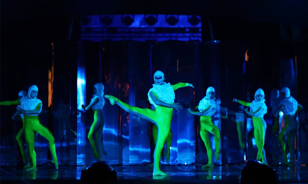 Các nghệ sĩ biểu diễn trong phần trình diễn Elevation tại lễ bế mạc.