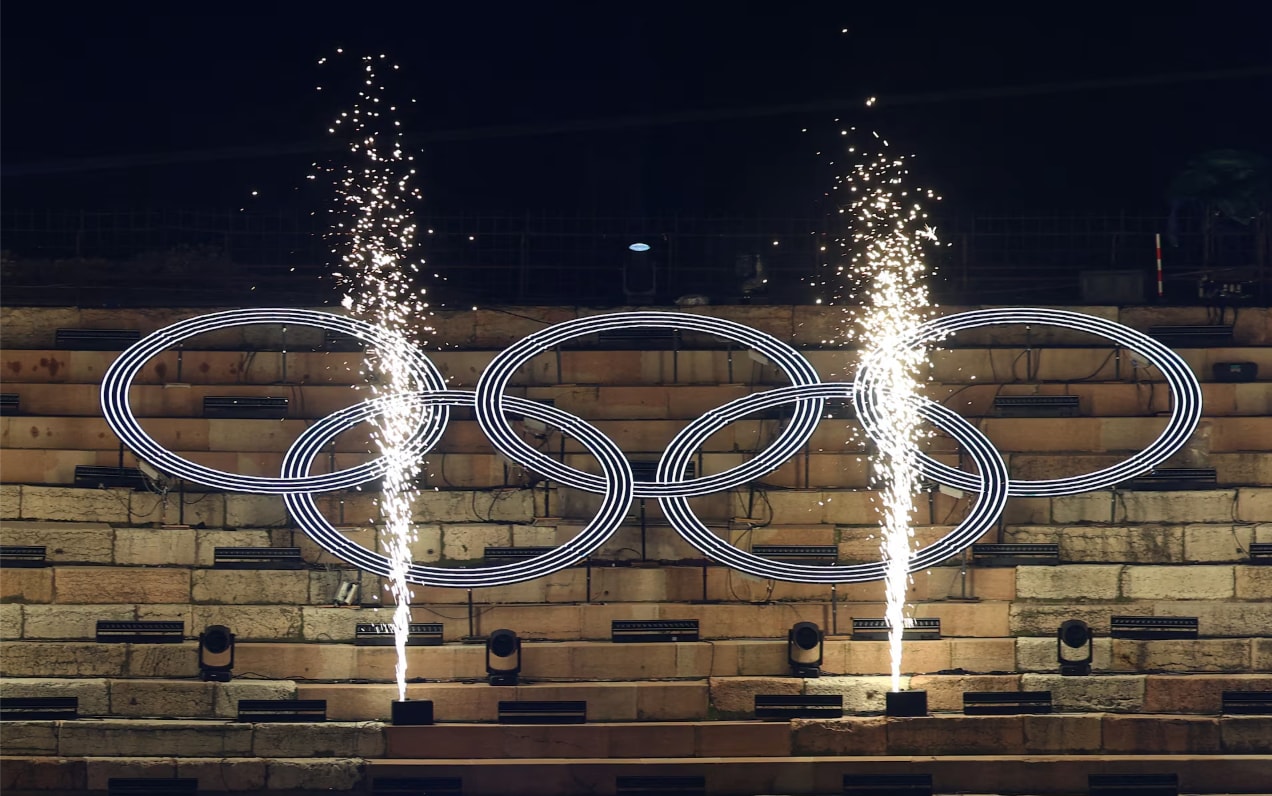 Các vòng tròn Olympic xuất hiện trong lễ bế mạc.