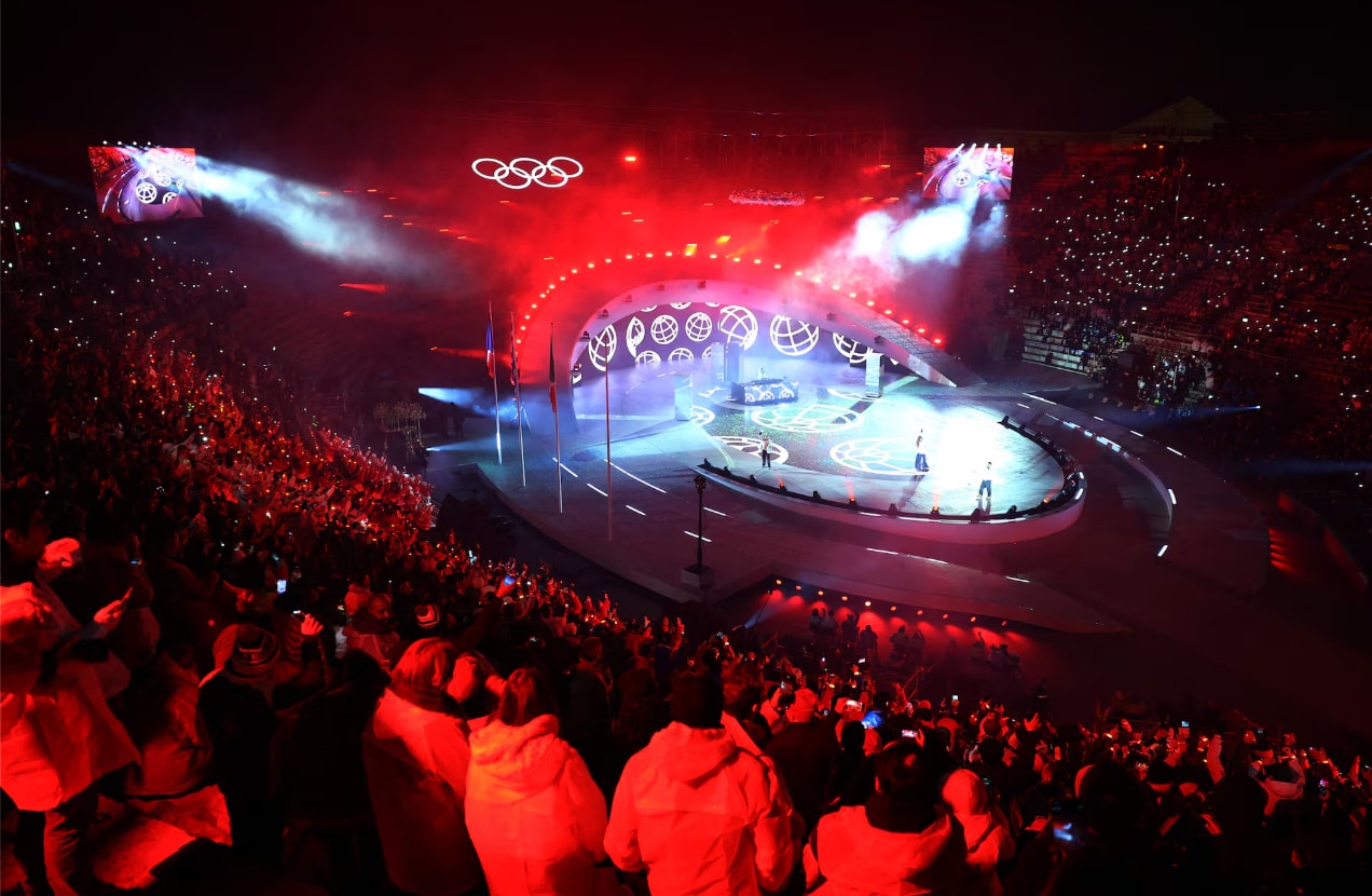 Nhóm nhạc Major Lazer cùng các ca sĩ MO, Nyla và Alfa biểu diễn trong lễ bế mạc.