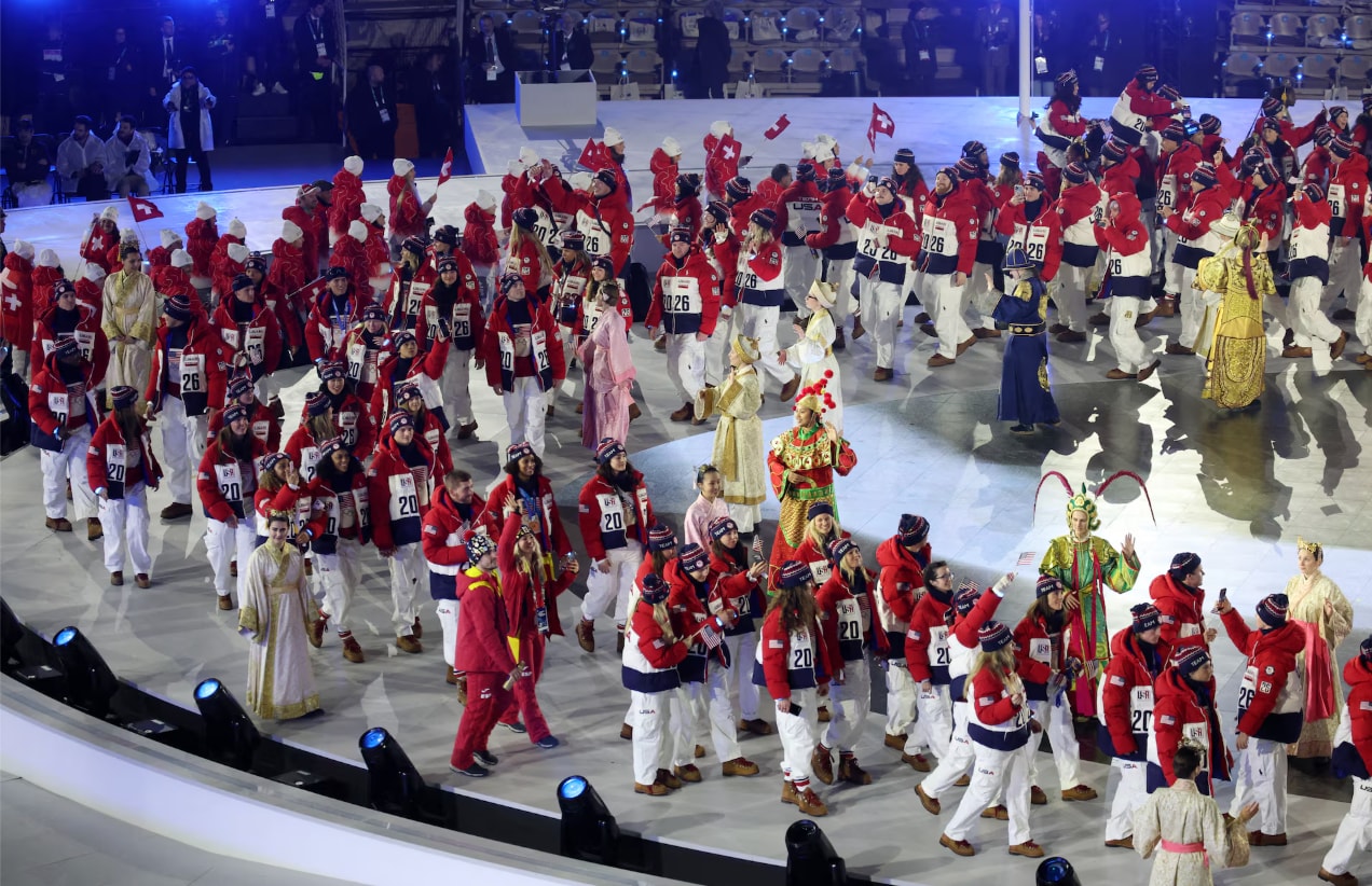 Đoàn vận động viên Mỹ diễu hành trong lễ bế mạc.