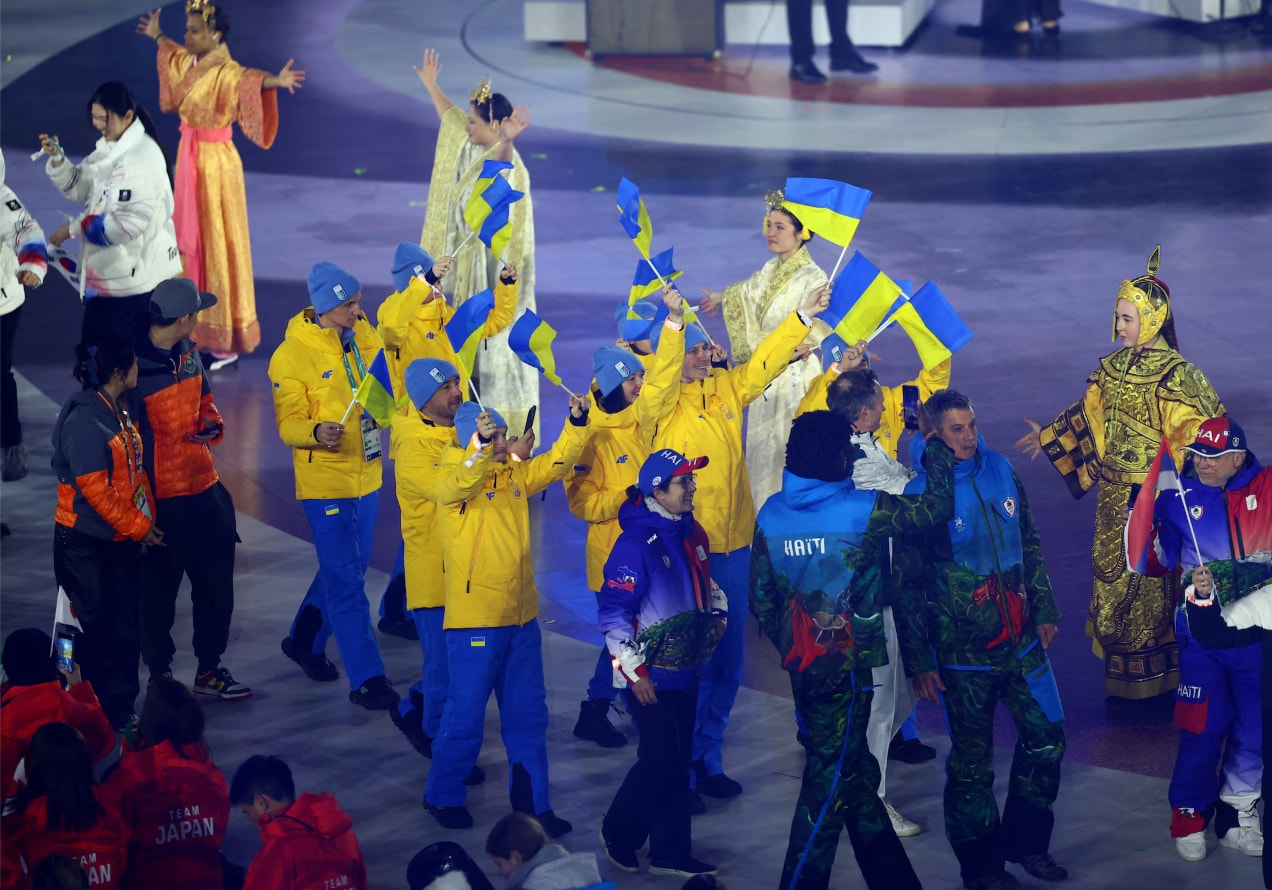Đoàn vận động viên Ukraine diễu hành trong lễ bế mạc.