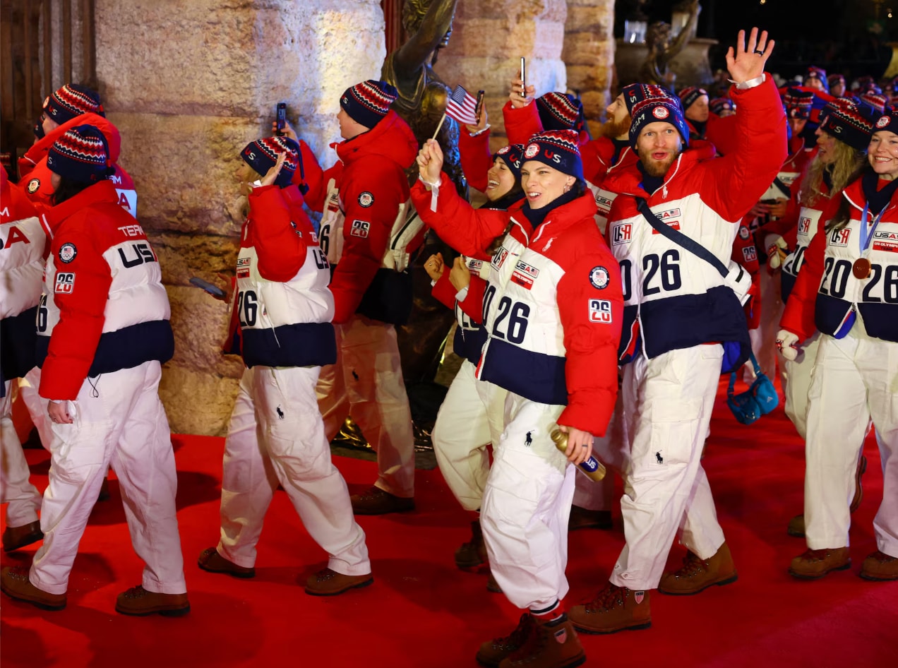 Đoàn vận động viên Mỹ diễu hành trong lễ bế mạc.