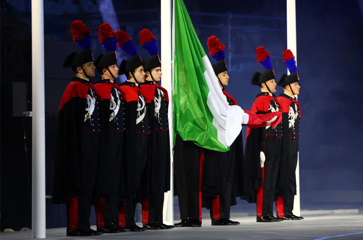 Quốc kỳ Italy được các thành viên quân đội kéo lên trong lễ bế mạc.