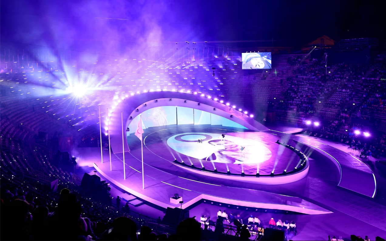 Toàn cảnh sân khấu khi các bức ảnh của nhiếp ảnh gia Italy Marco Delogu được trình chiếu trong lễ bế mạc.